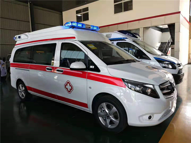 国六奔驰威霆豪华监护型救护车
