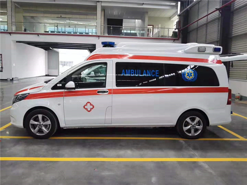 国六奔驰威霆豪华监护型救护车